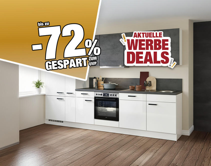 Moderne Küchenzeile mit weißen Unterschränken und dunkelgrauen Oberschränken, Holzboden, Text &apos;bis zu -72% gespart zum UVP&apos; und &apos;Aktuelle Werbe Deals&apos;