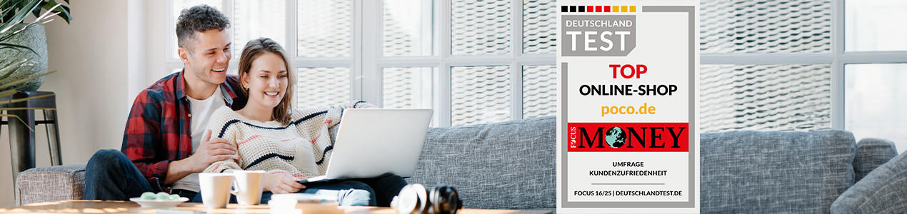 Zwei Personen sitzen auf einem Sofa und nutzen gemeinsam einen Laptop, daneben Auszeichnung für Computer Bild Top Shop 2025 als Top Online-Shop von Focus Money