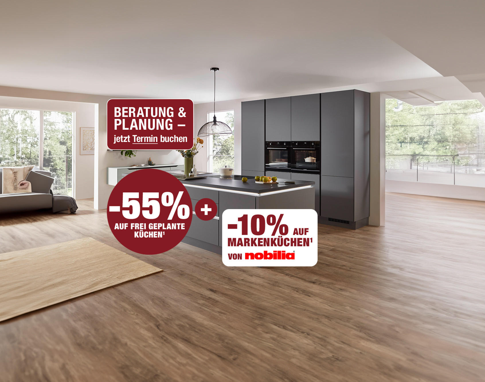 Moderne Küche mit grauen Schränken und Kochinsel. Text: &apos;BERATUNG & PLANUNG – jetzt Termin buchen&apos;, &apos;-55% AUF FREI GEPLANTE KÜCHEN&apos;, &apos;+10% AUF MARKENKÜCHEN von nobilia&apos;.