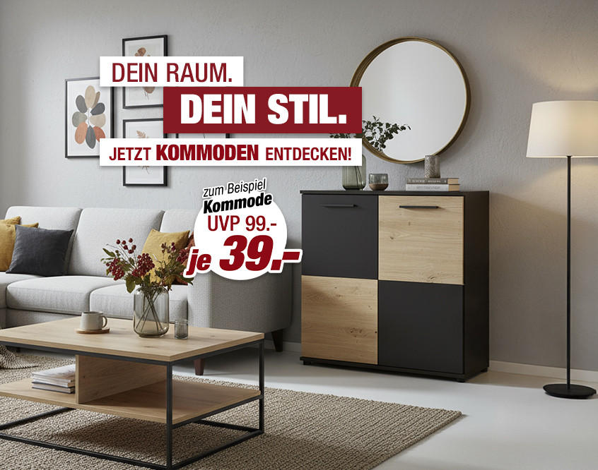 Moderner Wohnraum mit grauem Sofa, Couchtisch mit Metallgestell, Teppich, schwarzer Kommode mit Holzfront, rundem Spiegel und Stehlampe.