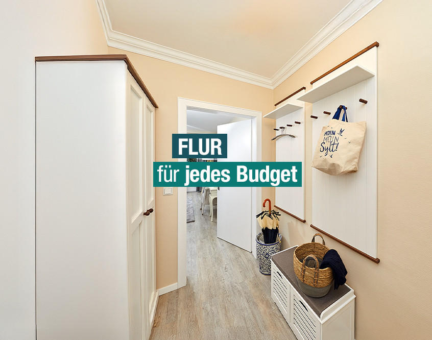  Ein schmaler Flur mit einer weißen Wand und einer weißen Tür am Ende.