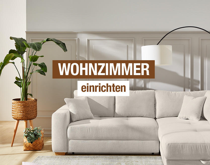 "WOHNZIMMER einrichten". Helles Ecksofa mit Kissen, Pflanze und Teppich in modernem Wohnzimmer.