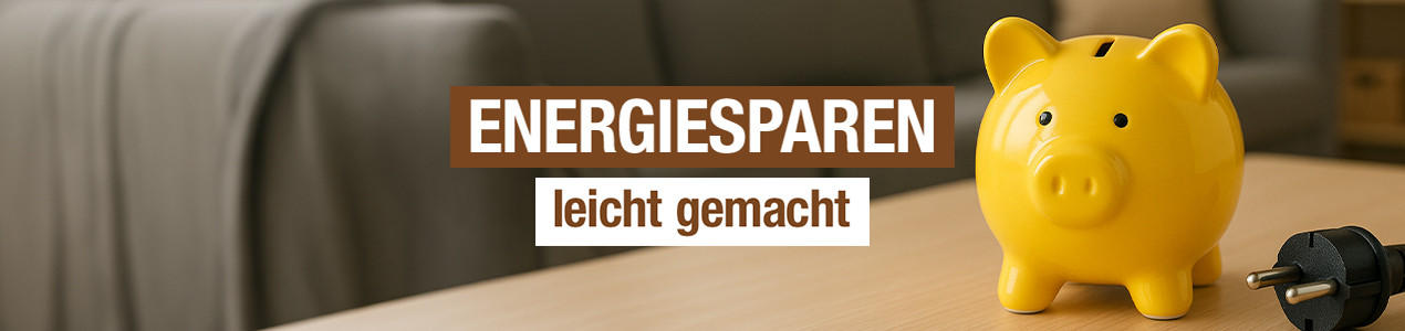 "ENERGIESPAREN leicht gemacht". Gelbes Sparschwein neben schwarzem Stromstecker auf Holztisch.