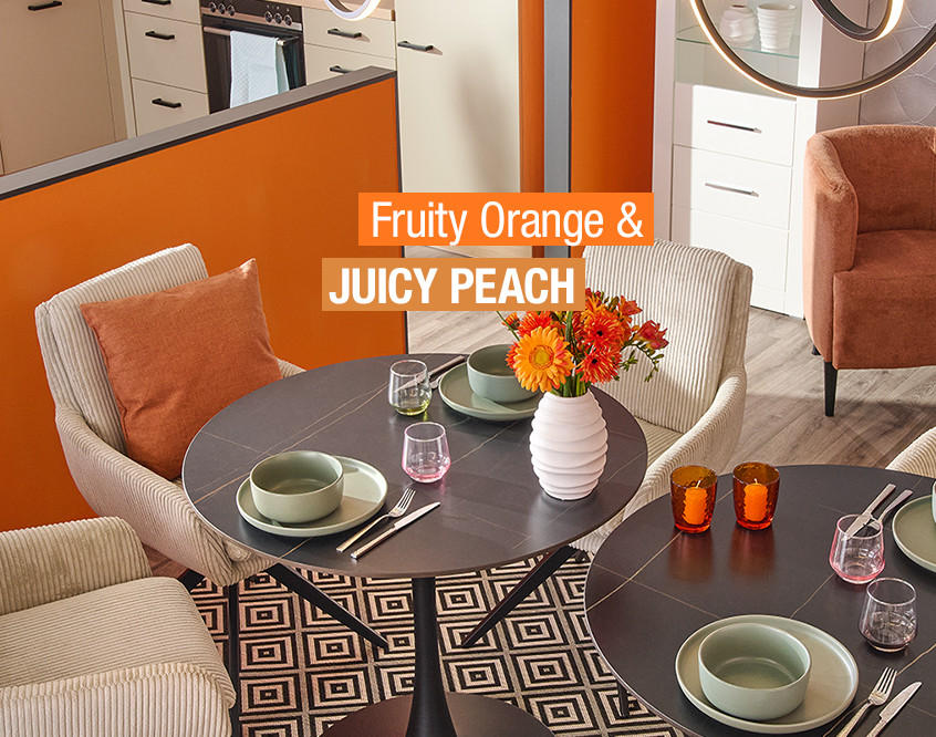 Ein Esszimmer mit lebhaften orangefarbenen Wänden und Möbeln, die ein harmonisches und modernes Ambiente erzeugen.