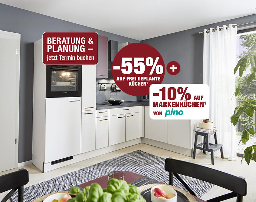 Moderne weiße Küchenzeile mit Backofen, graue Wände, Teppich und Fenster mit weißen Vorhängen. -55% AUF FREI GEPLANTE KÜCHEN, -10% AUF MARKENKÜCHEN1 VON pino. BERATUNG & PLANUNG - jetzt Termin buchen