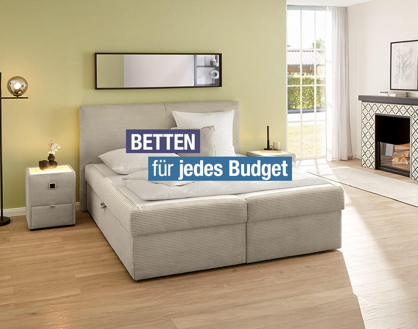 In einem Raum befindet sich ein Bett mit weißem Kopf- und Fußteil.
