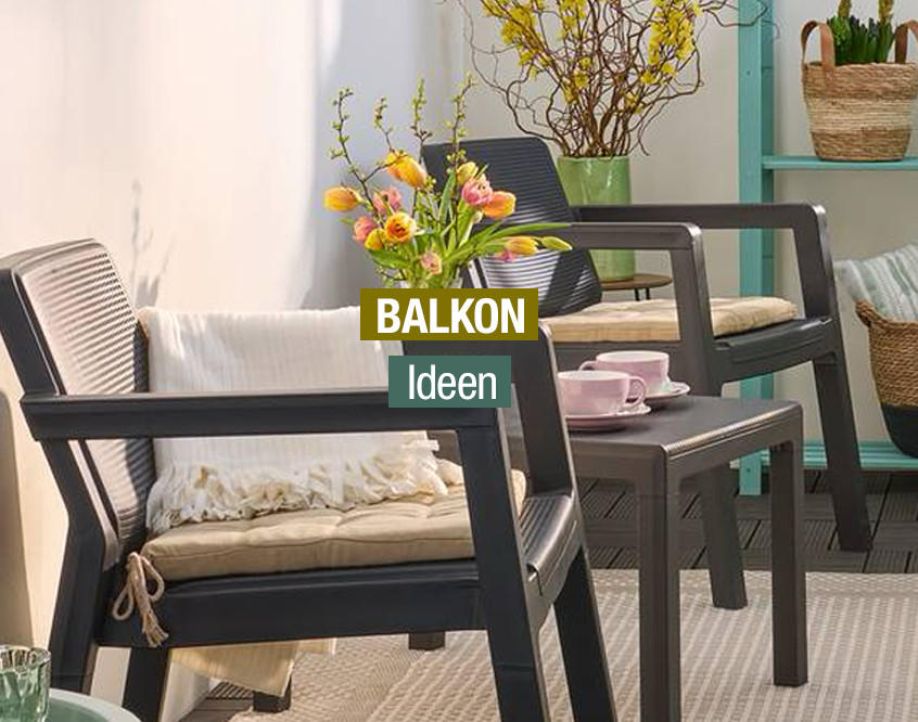 Zwei schwarze Balkonstühle mit hellen Sitzkissen und ein kleiner Tisch mit rosa Tassen auf einem Balkon mit Pflanzen und Text 'BALKON Ideen'