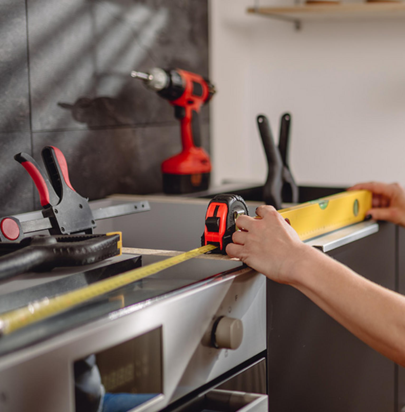 Küche aufbauen: Anleitung & Tipps für den Einbau | POCO