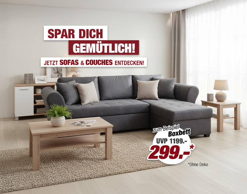 Graues Ecksofa mit Kissen in hellem Wohnzimmer mit Teppich, Holztisch, Pflanzen und Lampen, Werbetext &apos;Spar dich gemütlich! Jetzt Sofas & Couches entdecken!&apos;