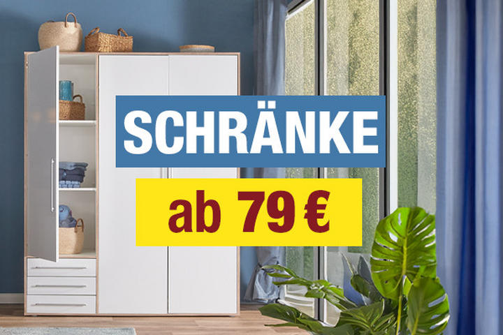Weißer Schrank mit offenen Türen in modernem Wohnzimmer, Text 'SCHRÄNKE ab 79 €' in Blau und Gelb