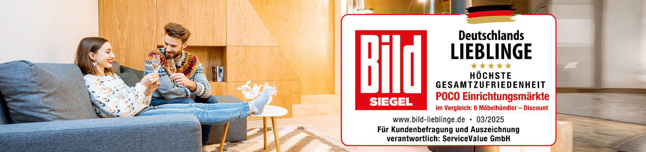 Zwei Personen sitzen auf einem blauen Sofa und stoßen mit Gläsern an, daneben das Bild-Siegel 'Deutschlands Lieblinge' für höchste Kundenzufriedenheit im Bereich Einrichtungsmärkte