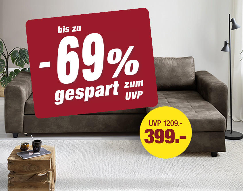 Wohnzimmer mit einem braunen Sofa und einem kleinen Tisch. Auf dem Boden liegt ein heller Teppich. Ein rotes Schild zeigt &apos;-69% gespart zum UVP&apos; und den Preis &apos;399.-&apos;.