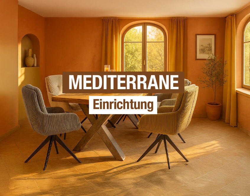 "MEDTERRANE Einrichtung". Esszimmer im mediterranen Stil mit Holztisch und Polsterstühlen.