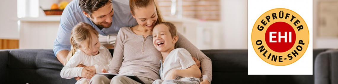 Familie mit zwei Kindern sitzt auf einem Sofa, rechts das runde EHI-Zertifikat mit Text 'Geprüfter Online-Shop'