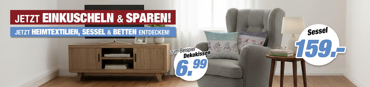 Wohnzimmerszene mit grauem Sessel, Holztisch und Sideboard, Werbetext 'Jetzt einkuscheln & sparen! Jetzt Heimtextilien, Sessel & Betten entdecken!', Preisangaben 'zum Beispiel Dekokissen 6,99' und 'Sessel 159,-'