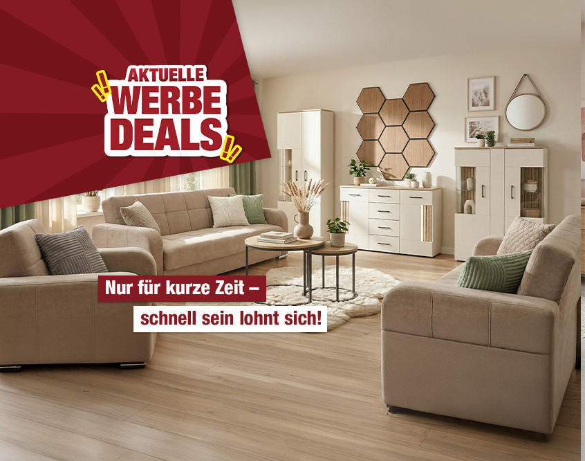 Wohnzimmer mit beigen Sofas, Couchtisch, Teppich und Wandregal mit sechseckigen Elementen