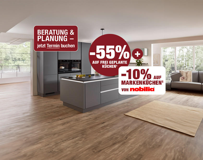 Moderne Küche mit grauen Schränken und Kochinsel. Text: &apos;BERATUNG & PLANUNG – jetzt Termin buchen&apos;, &apos;-55% AUF FREI GEPLANTE KÜCHEN&apos;, &apos;+10% AUF MARKENKÜCHEN von nobilia&apos;.
