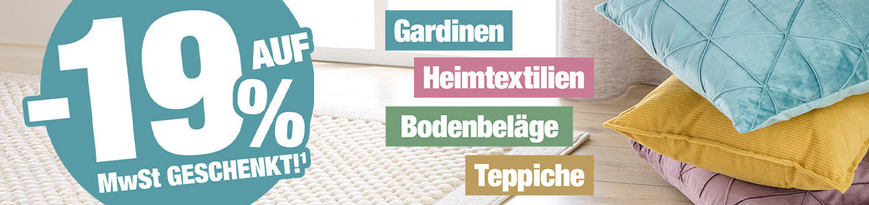 Drei gestapelte Kissen in Blau, Gelb und Lila neben einem hellen Teppich vor einem Fenster, Text zu 19 Prozent MwSt.-Geschenk auf Gardinen, Heimtextilien, Bodenbeläge und Teppiche.