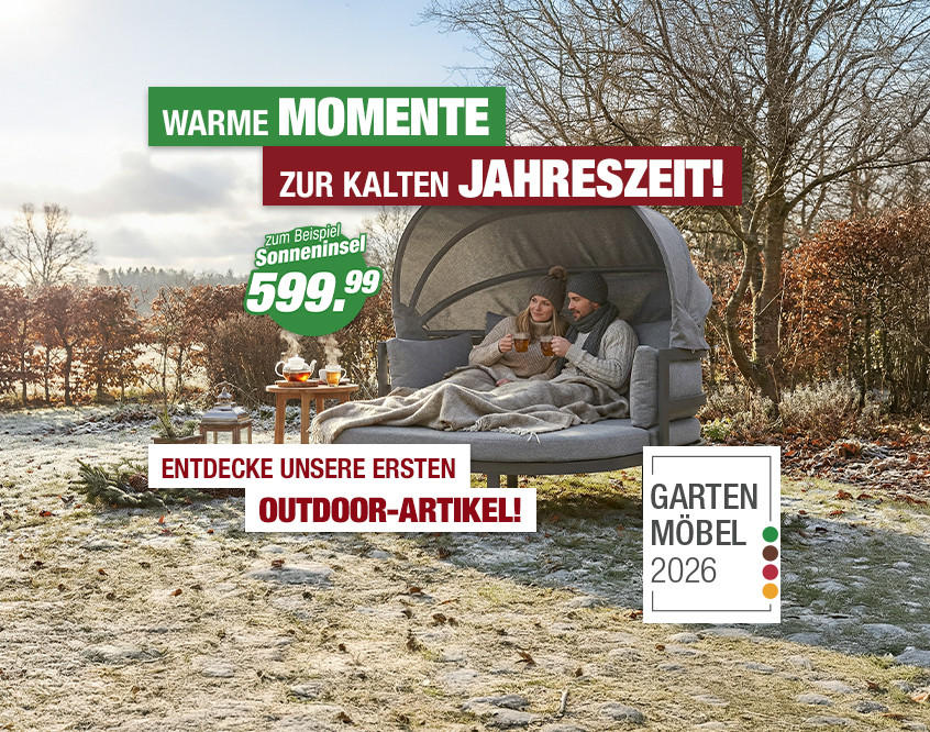 Zwei Personen sitzen auf einer überdachten, runden Gartenliege mit Decke auf einem frostigen Rasen neben einem kleinen Tisch mit Getränken und Snacks.