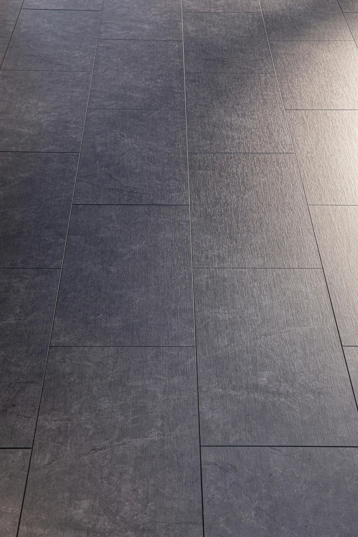 EGGER Laminatboden Fliese anth. ca. 2,5349 m² im Paket  B/L: ca. 34x130,5 cm pro Paket Fliese anth. ca. 2,5349 m² im Paket - anthrazit (34,00/130,50cm) - EGGER