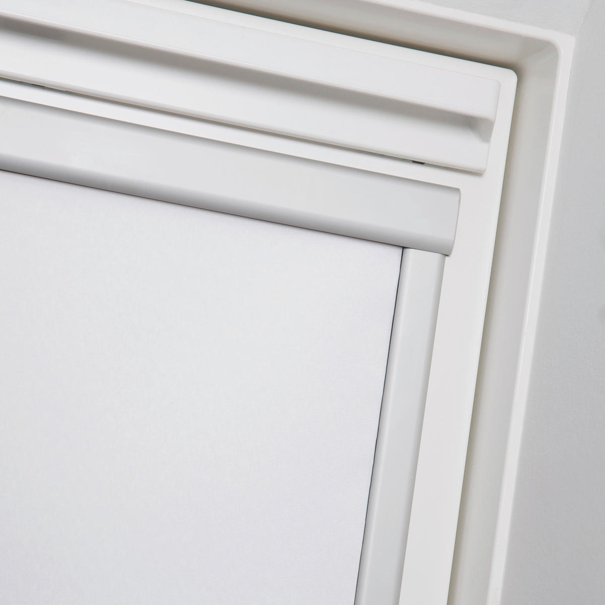 Dachfensterrollo Skylight VD weiß B/L: ca. 38,3x74 cm Skylight VD - weiß (38,30/74,00cm) - LICHTBLICK