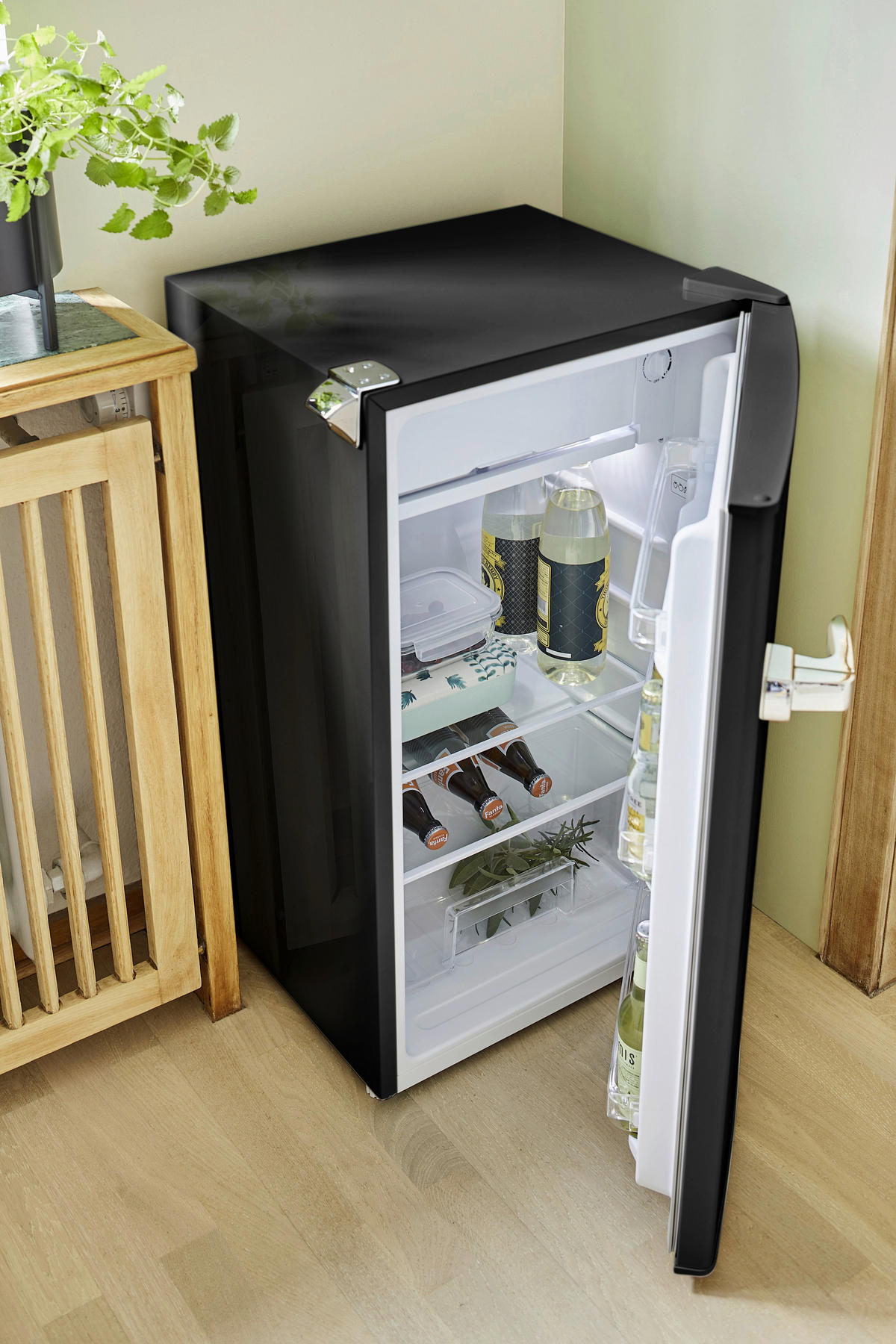 Respekta Retro Kühlschrank KG83S-52 schwarz B/H/T: ca. 47,4x83x44,7 cm Kühlschrank KG83S-52 - schwarz (47,40/83,00/44,70cm) - Respekta