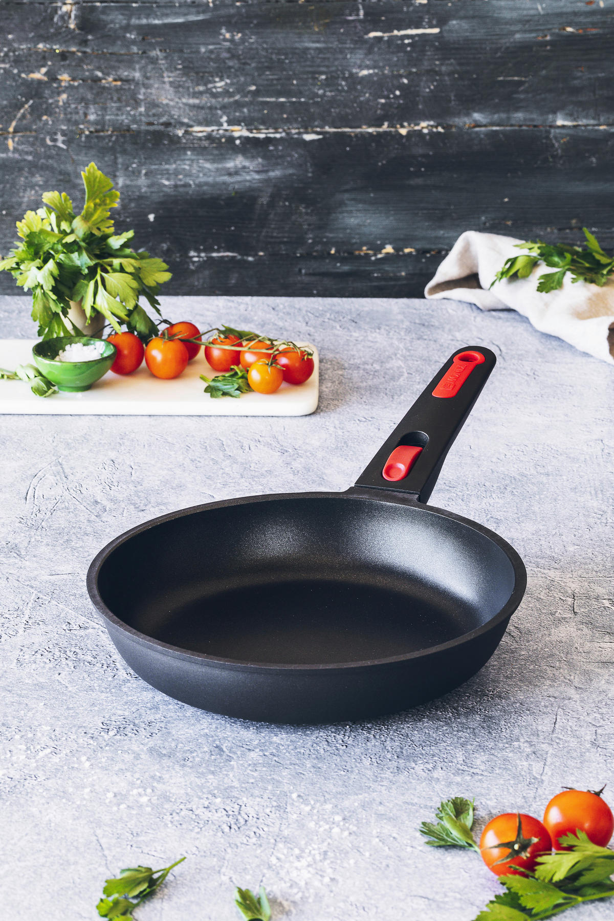 Monix Pfanne IN&OUT schwarz Aluguss D: ca. 22 cm IN&OUT - rot/schwarz (22,00cm) - Monix