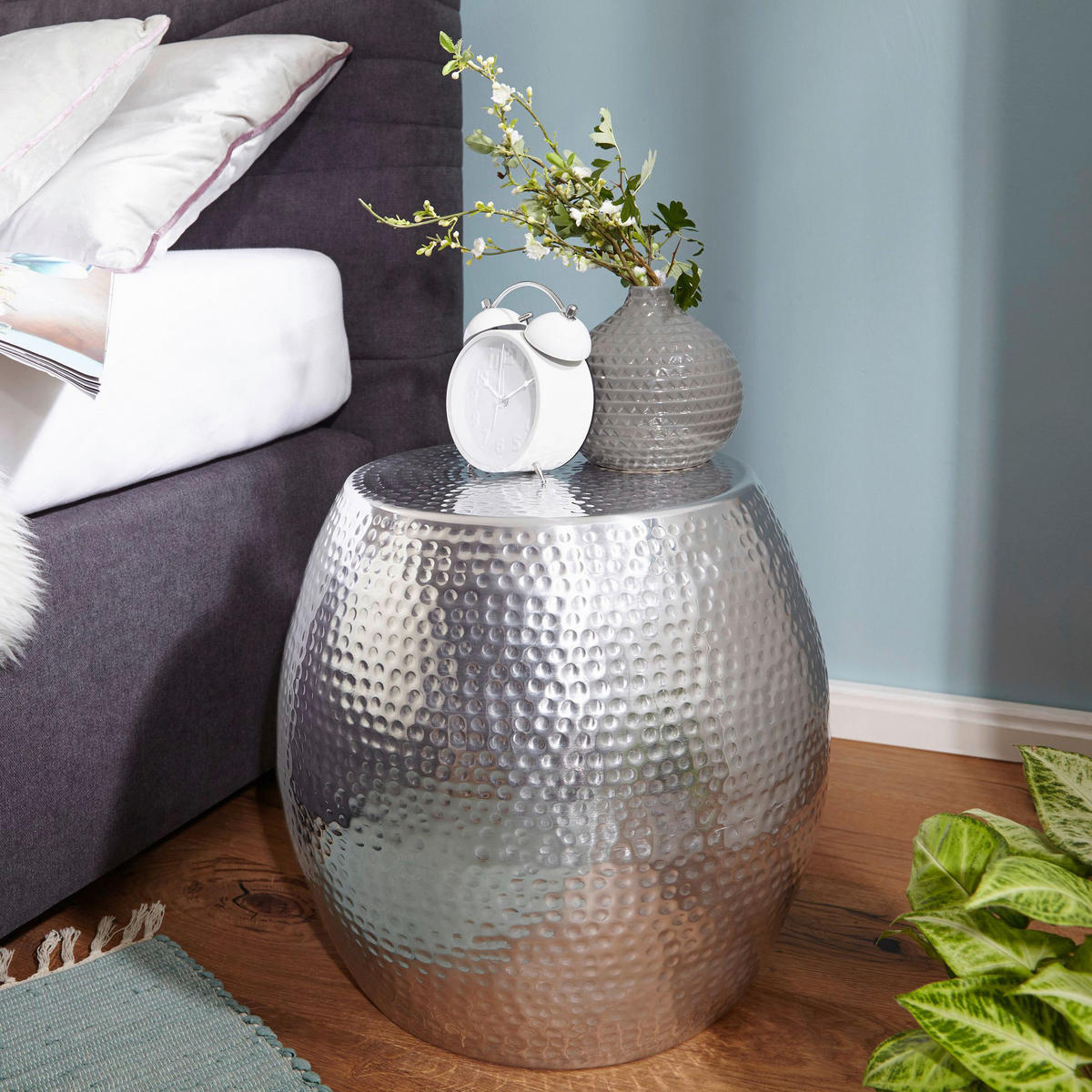 Beistelltisch silber lackiert Aluminium B/H/T: ca. 42x42x42 cm Beistelltisch - silber (42,00/42,00/42,00cm) - Wohnling