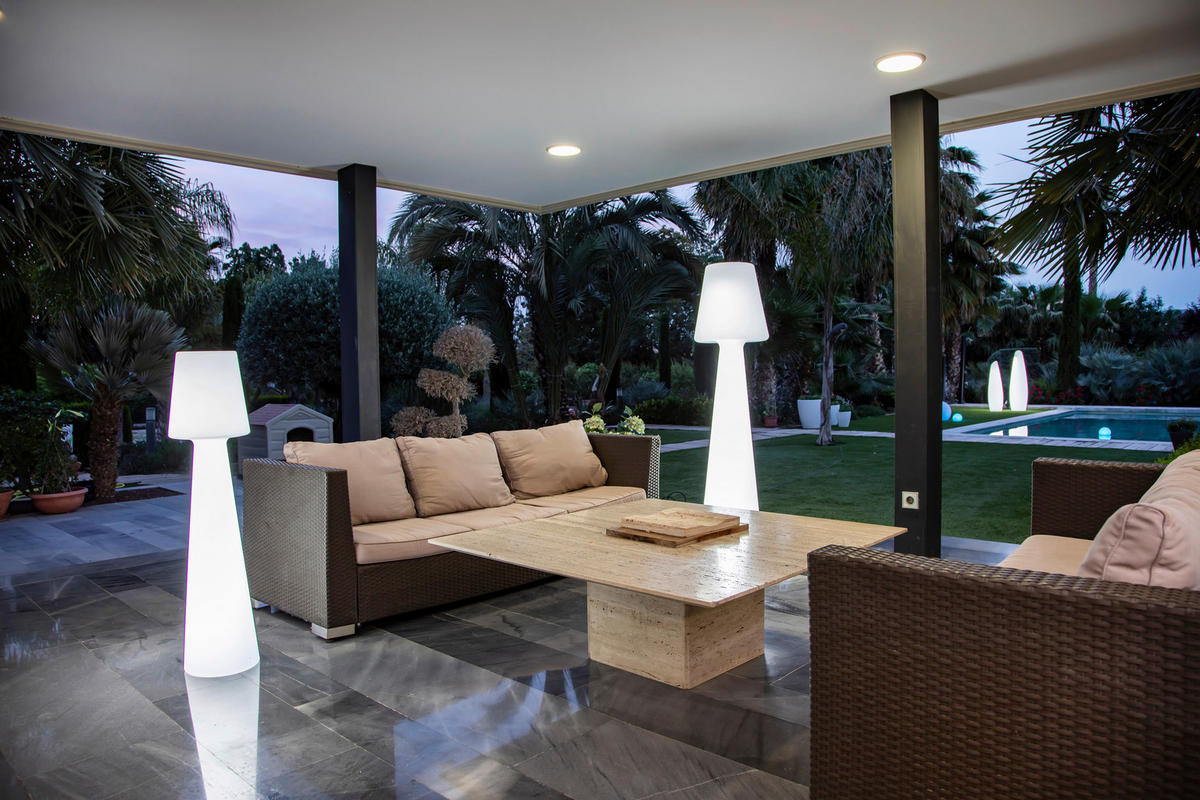 NewGarden LED-Stehleuchte weiß Kunststoff B/H/L: ca. 45x165x45 cm 1 Brennstellen LOLA 165 - weiß (45,00/45,00/165,00cm) - NewGarden