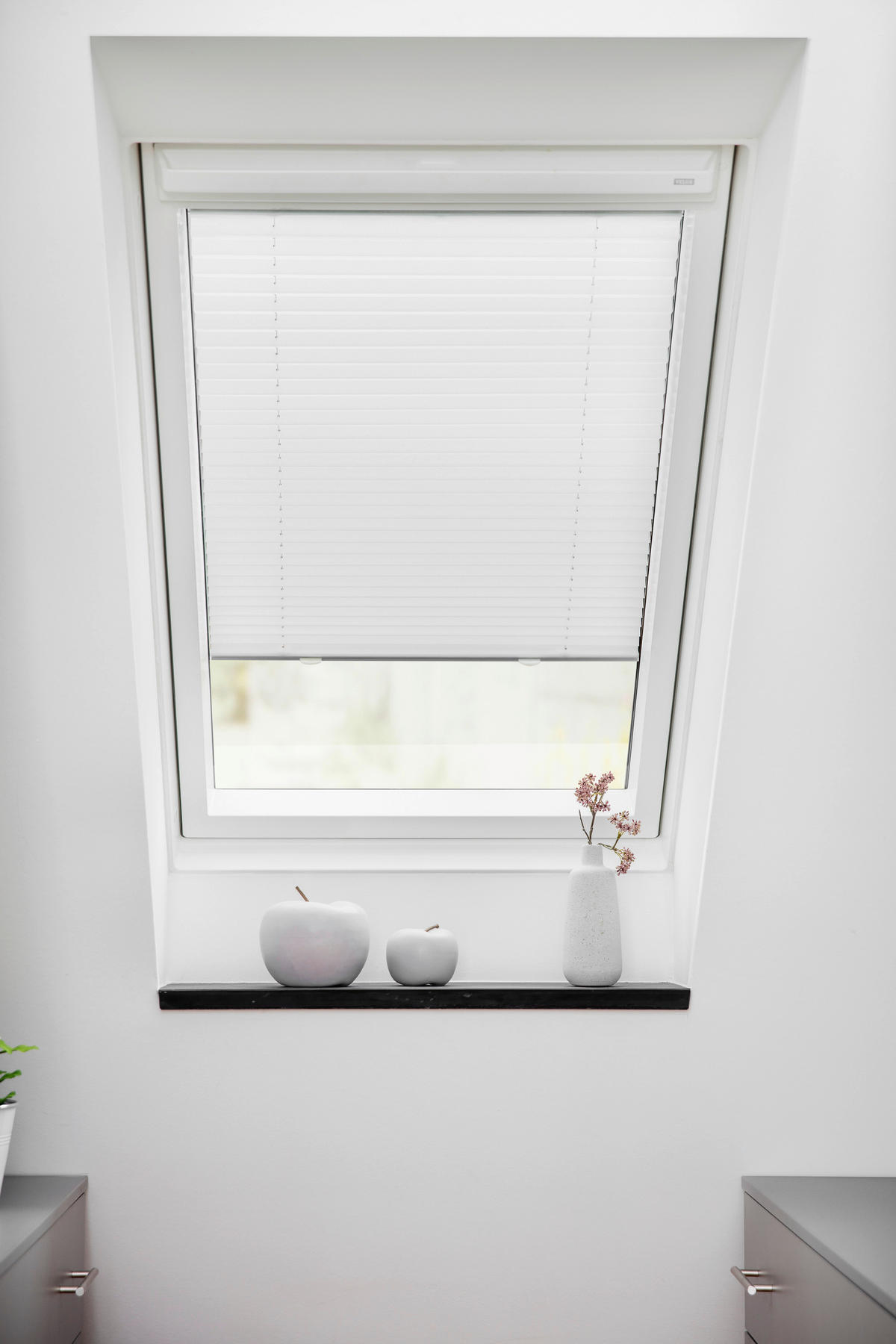 Plissee für Dachfenster weiß B/L: ca. 95,3x122 cm Plissee_für_Dachfenster_Haftfix - weiß (95,30/122,00cm) - LICHTBLICK