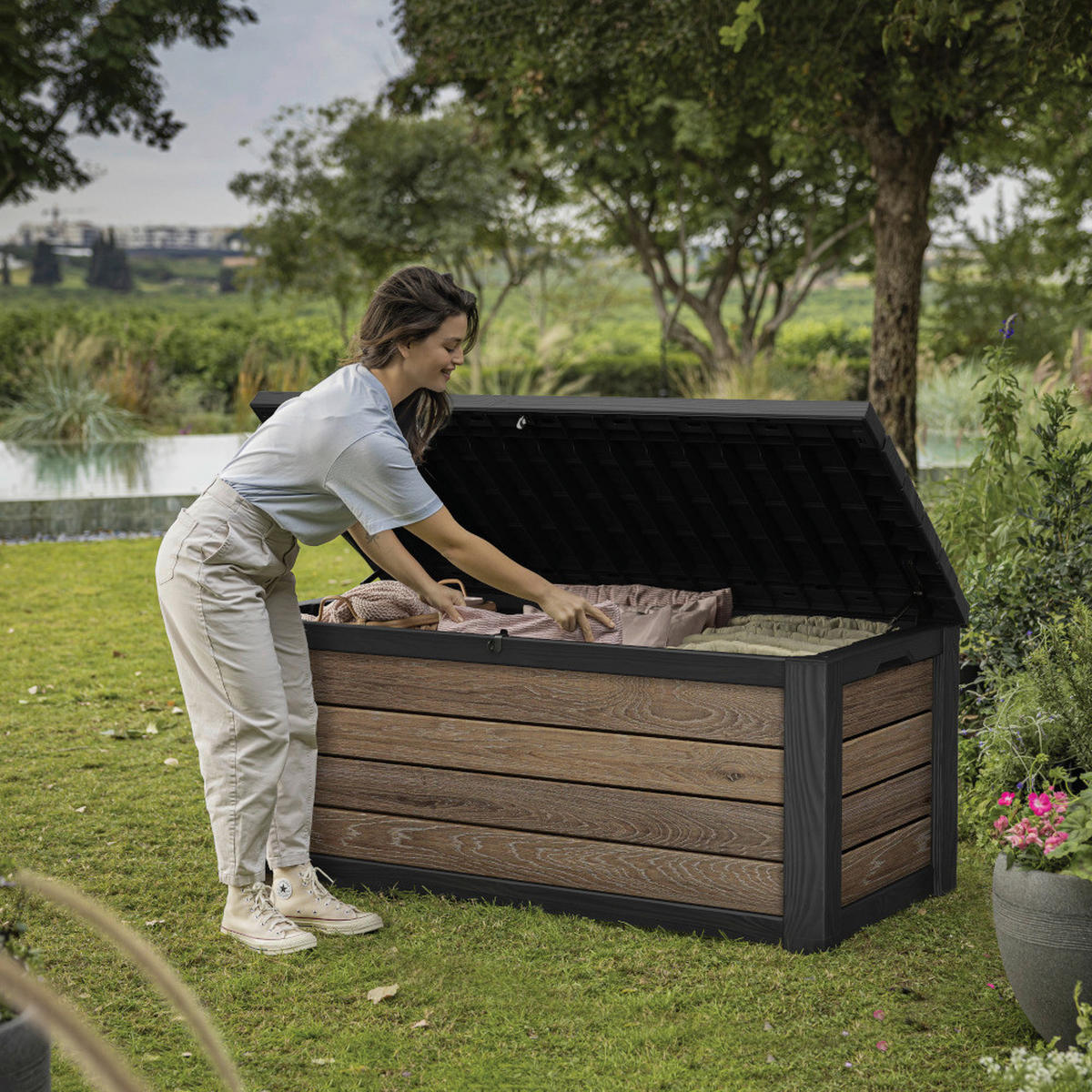 Keter Kissenbox Holzoptik Kunststoff B/H/L: ca. 72,4x64,4x155 cm Auflagenbox - Holzoptik/walnuss (155,00/72,40/64,40cm) - Keter