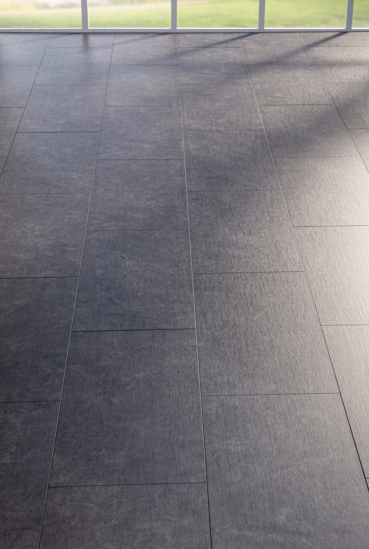 EGGER Laminatboden Fliese anth. ca. 2,5349 m² im Paket  B/L: ca. 34x130,5 cm pro Paket Fliese anth. ca. 2,5349 m² im Paket - anthrazit (34,00/130,50cm) - EGGER