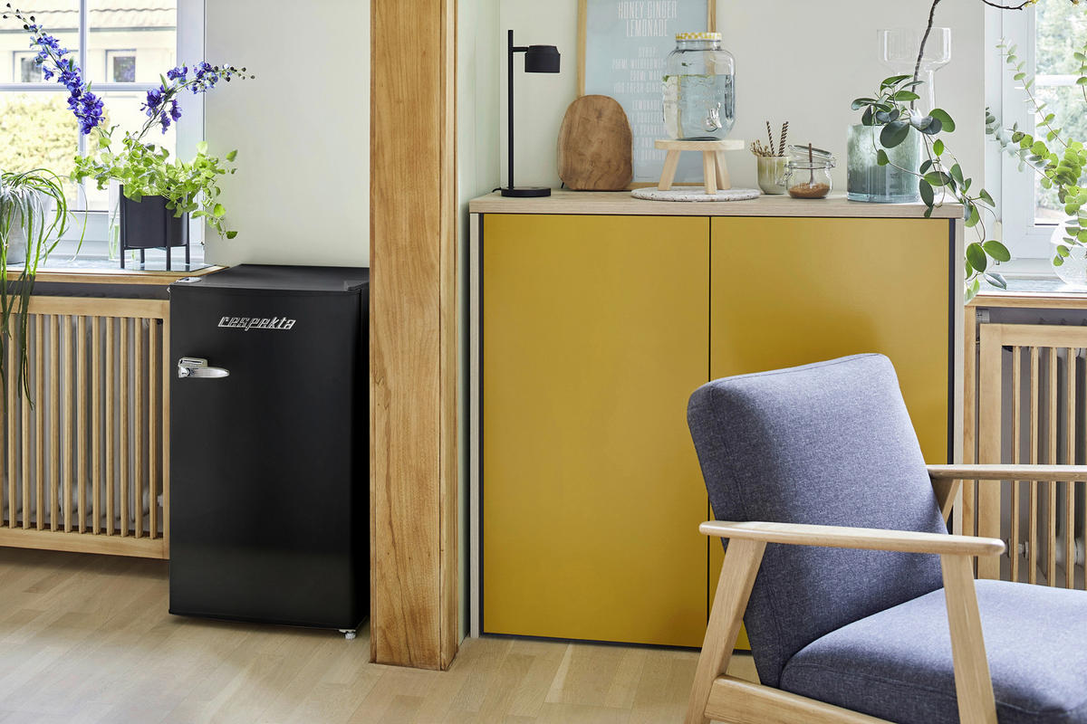 Respekta Retro Kühlschrank KG83S-52 schwarz B/H/T: ca. 47,4x83x44,7 cm Kühlschrank KG83S-52 - schwarz (47,40/83,00/44,70cm) - Respekta