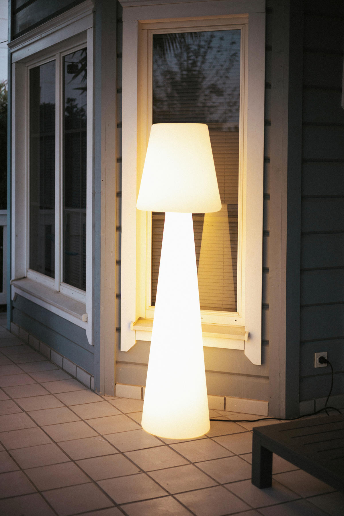 NewGarden LED-Stehleuchte weiß Kunststoff B/H/L: ca. 26,5x110x26,5 cm 1 Brennstellen LOLA 110 - weiß (26,50/26,50/110,00cm) - NewGarden