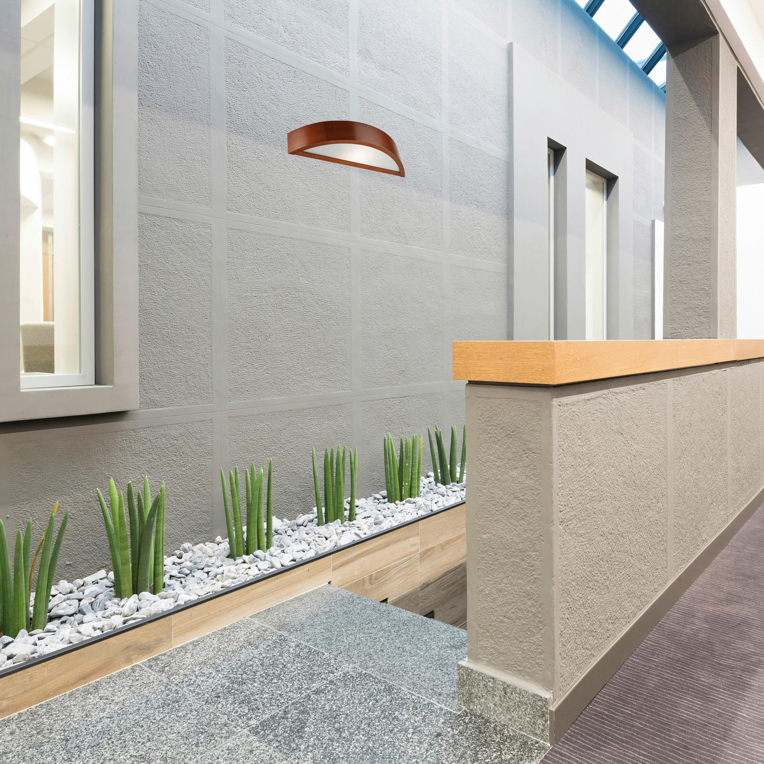 Thumbnail - Lamkur Wandleuchte rustikal Holz Glas B/H/L: ca. 12x12x44 cm E27 1 Brennstellen