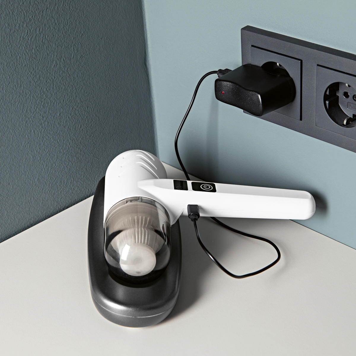 CLEANmaxx Handstaubsauger grau weiß Kunststoff B/H/L: ca. 17,7x7,7x22 cm Akku-Milbensauger 15440 - weiß/grau (22,00/17,70/7,70cm) - CLEANmaxx