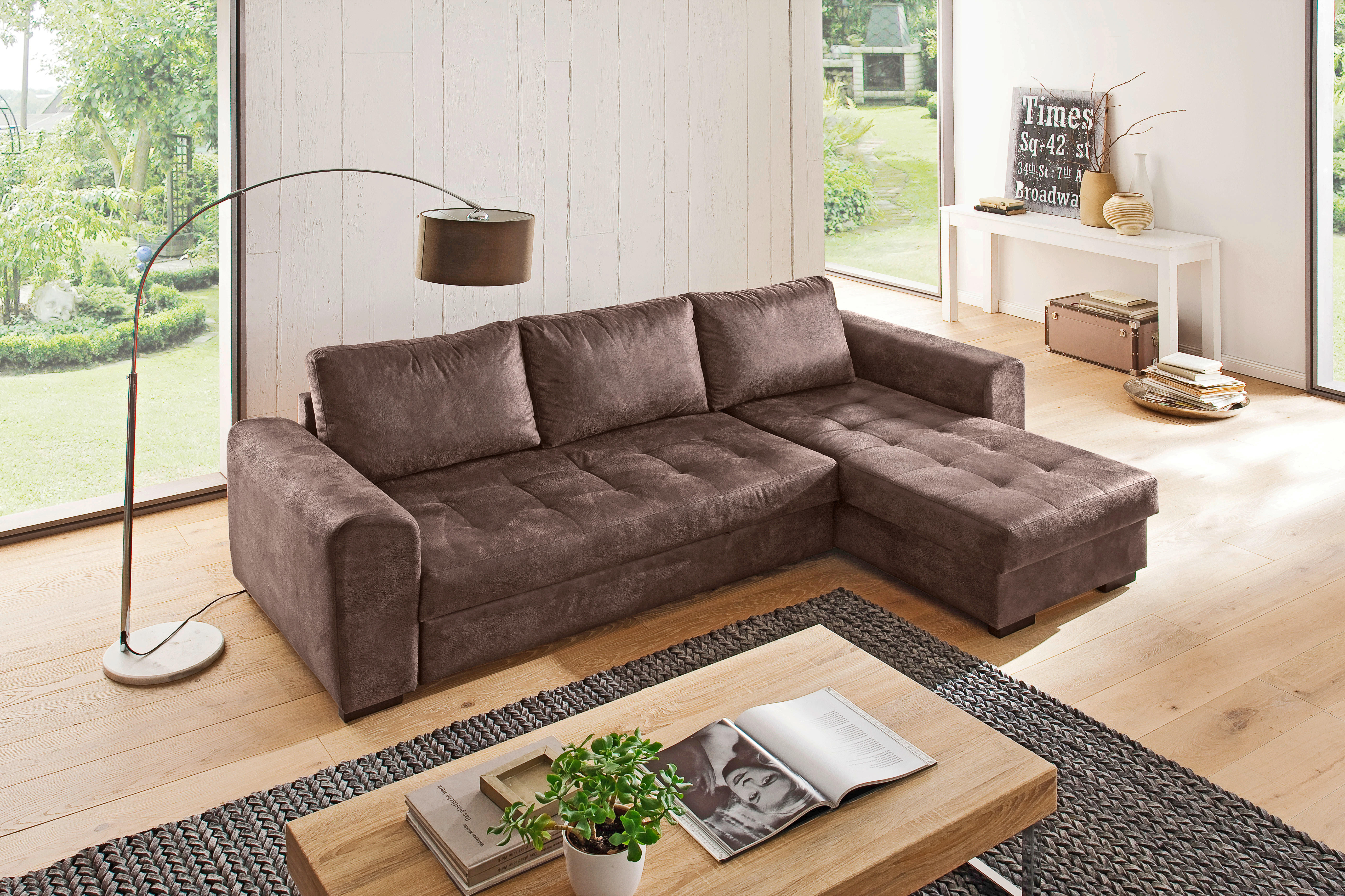 Диваны модные тенденции. Какой диван практичнее. Модные диваны. Диван мягкий и удобный. Кватро диван в интерьере.