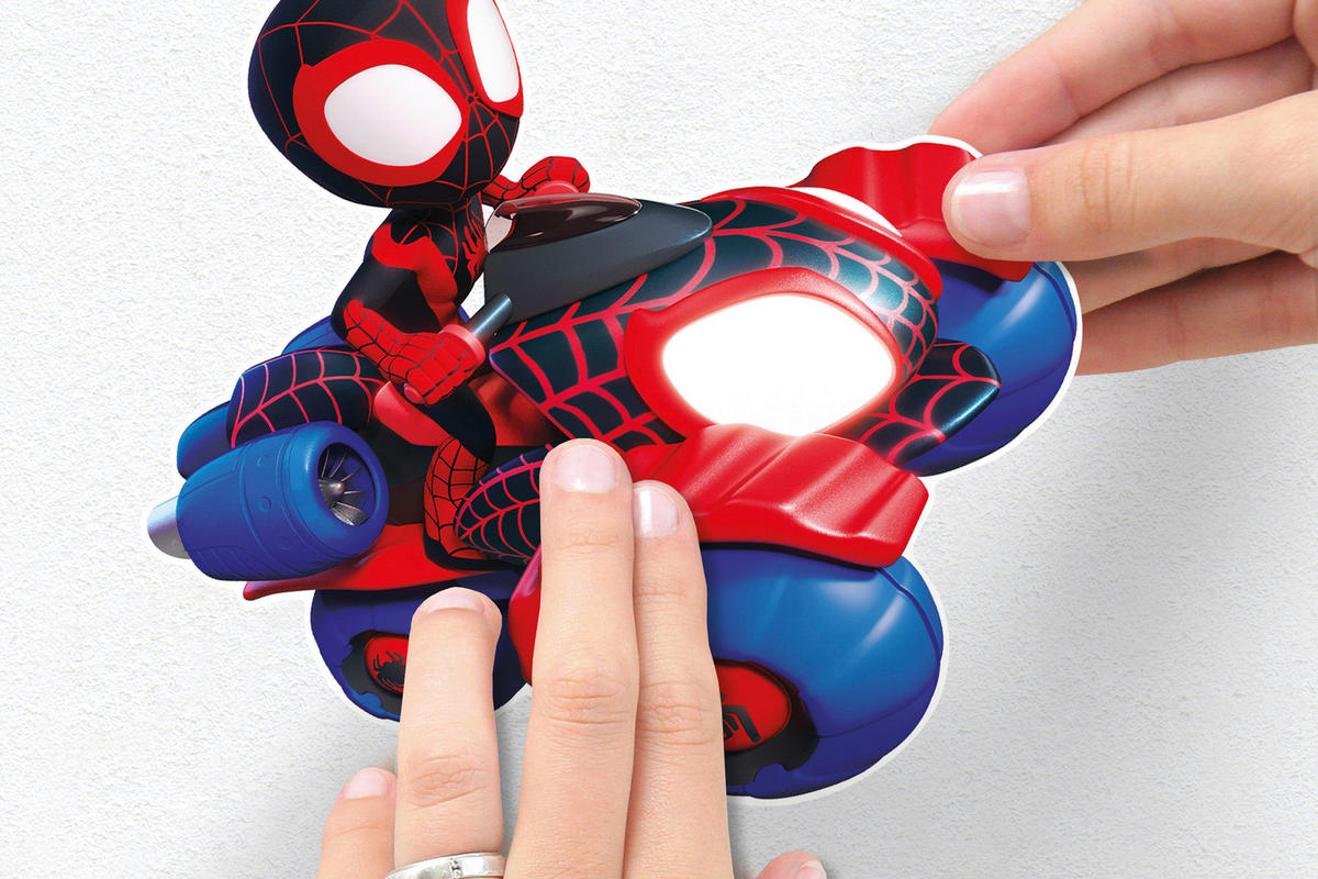 Komar Wandtattoo Spidey + Amazing Friends Chasing  Spidey + Amazing Friends Chasing B/L: ca. 50x70 cm Spidey + Amazing Friends Chasing - (50,00/70,00cm) - Komar