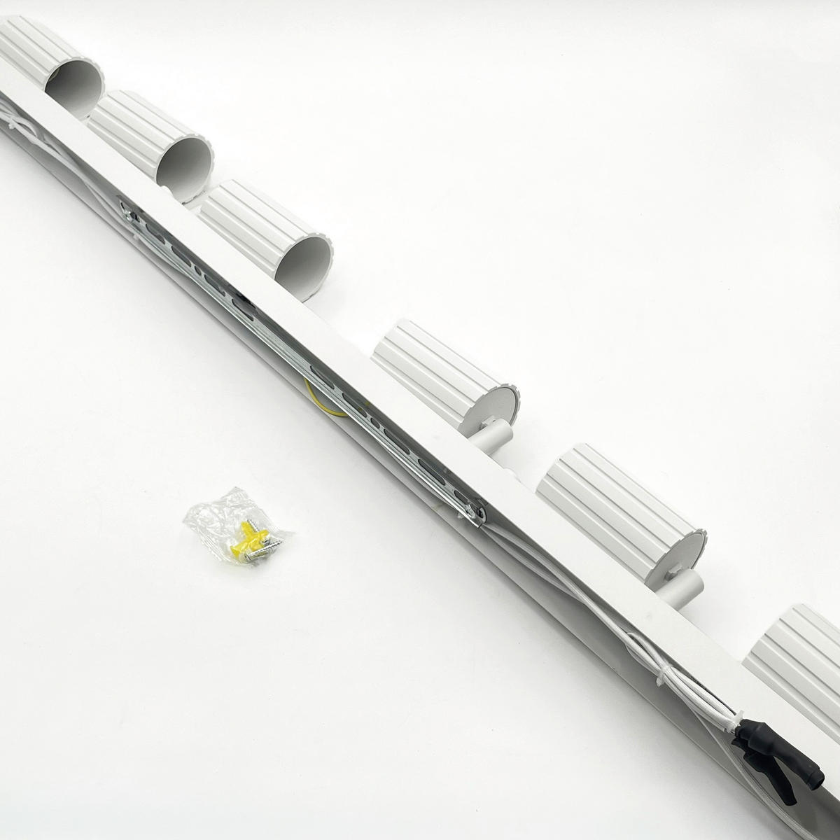 Lamkur Strahler weiß Stahl B/H/L: ca. 6,5x16,5x117 cm 6 Brennstellen Prisma - weiß (117,00/6,50/16,50cm) - Lamkur