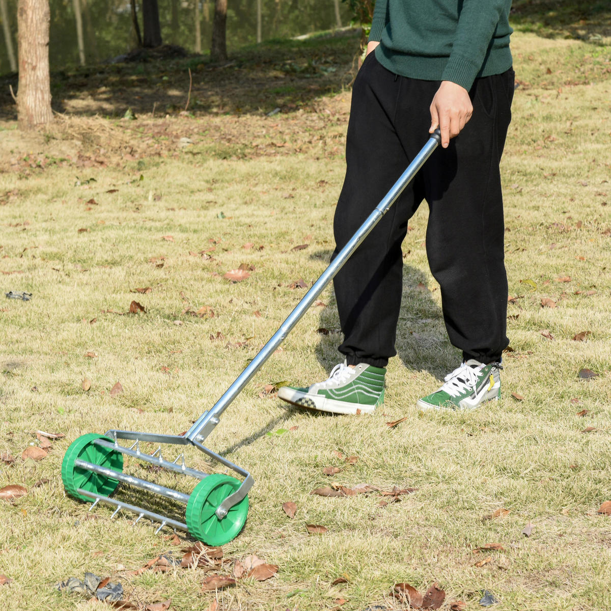Outsunny Rasenbelüfter Rasenbelüfter 845-022 - grün/silber (135,00/13,00/15,00cm) - Outsunny