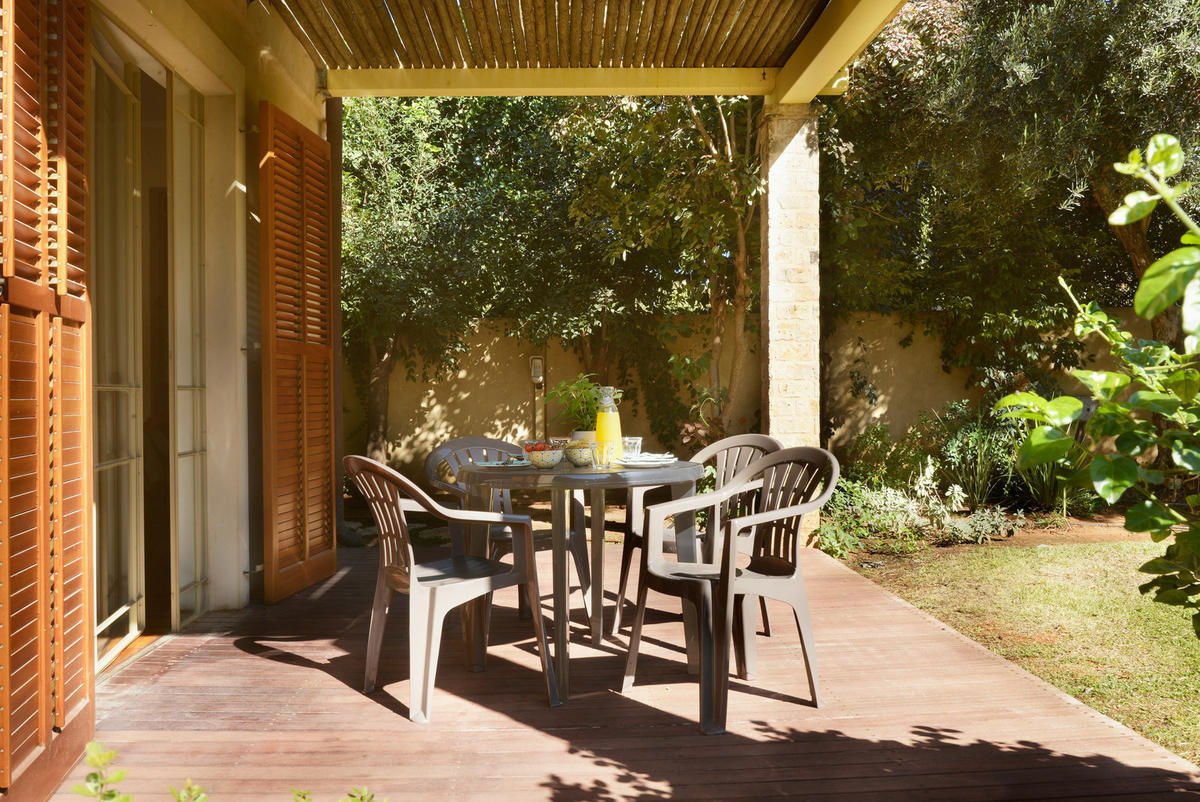 Jardin Gartentisch Lisa Cappuccino Kunststoff B/H/L: ca. 90x5,6x90 cm Lisa - Cappuccino (90,00/90,00/5,60cm) - Jardin