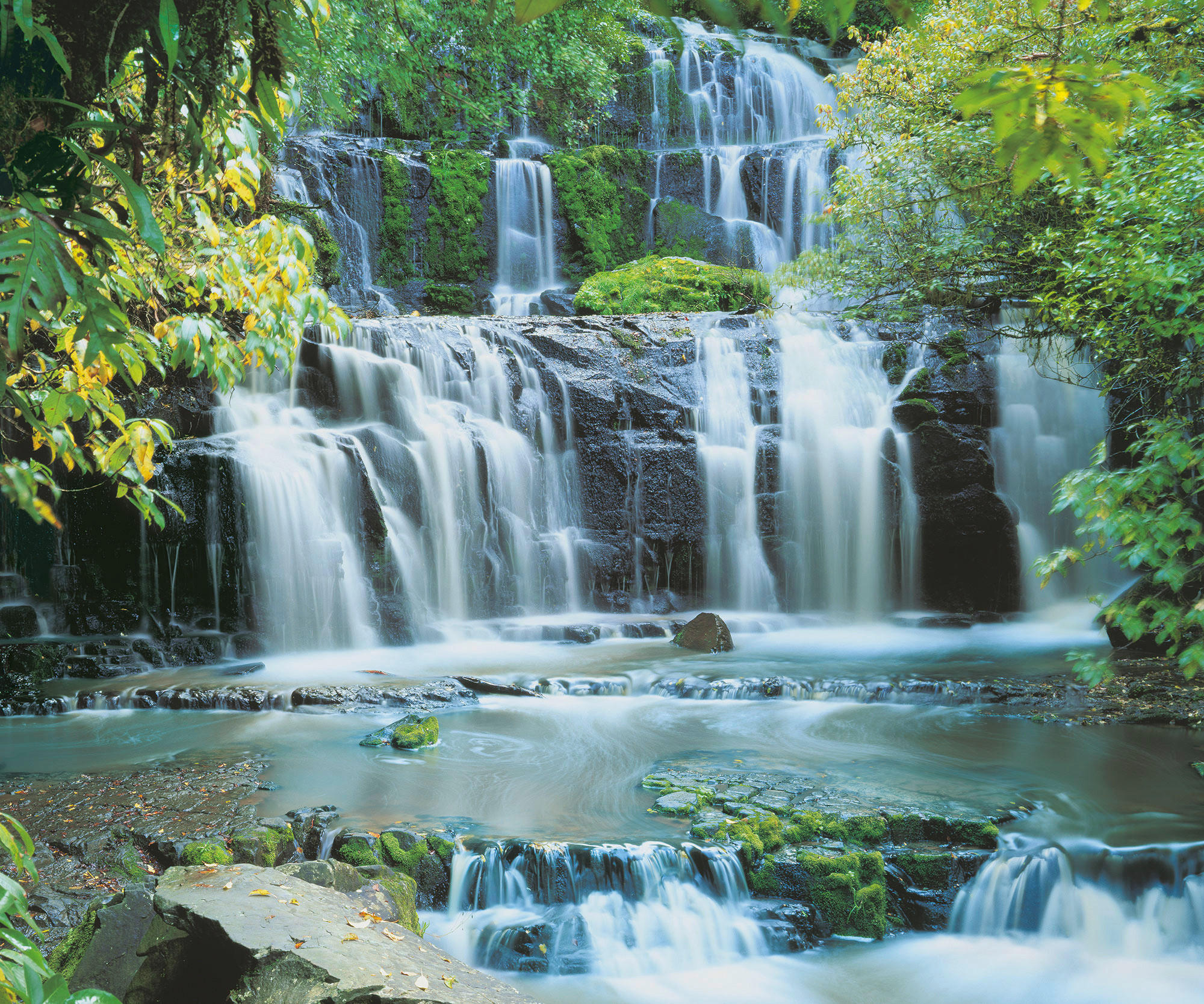 Komar Fototapete Pura Kaunui Falls B/L: ca. 300x250 cm Pura Kaunui Falls - (300,00/250,00cm) - Komar