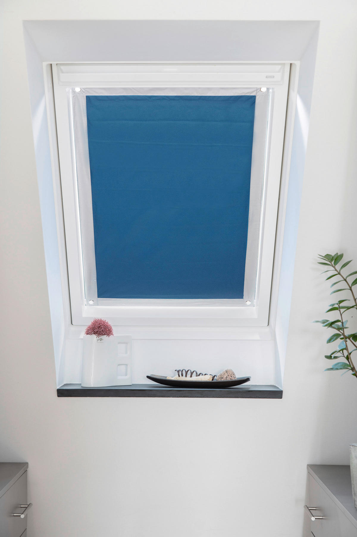 Dachfenster-Sonnenschutz VD blau B/L: ca. 36x71,5 cm Dachfenster_Sonnenschutz_VD_Haftfix - blau (36,00/71,50cm) - LICHTBLICK